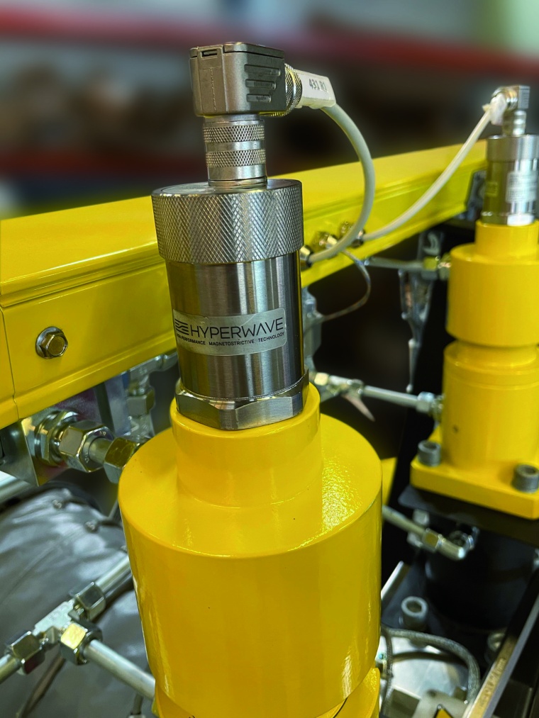 Die magnetostriktiven Linearwegaufnehmer stellen die sichere Klemmung des...