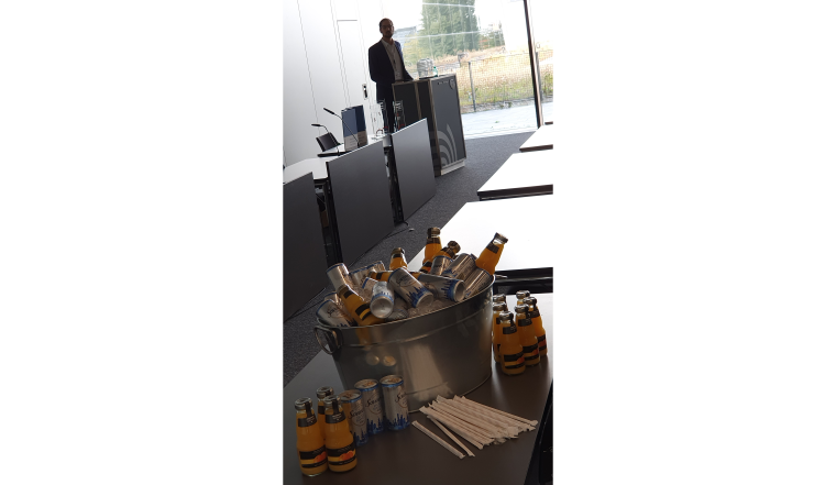 Sekt und Orangensaft liegen für die Feier der Gewinner bereit – wegen der...