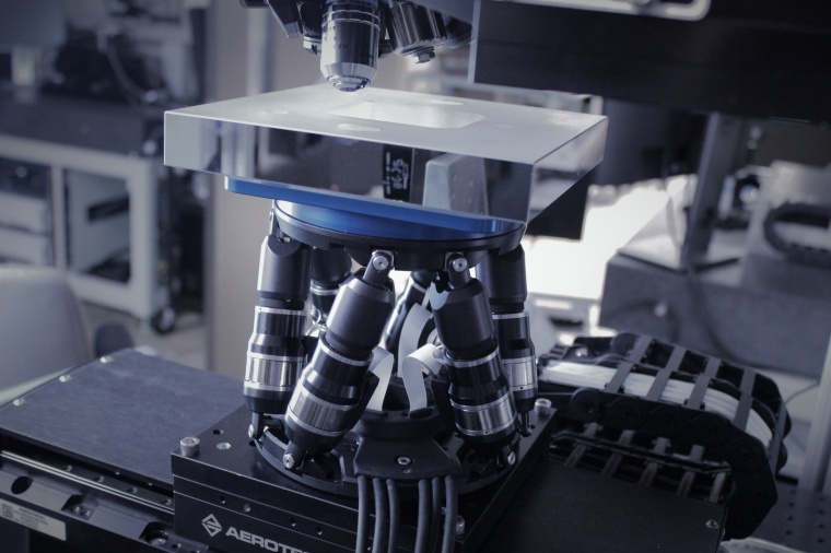 Ein Mikroskop mit Hexapod. Bild: Aerotech