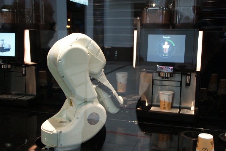 In der etwa neun Quadratmeter großen Box bedient ein Roboter schnell und...