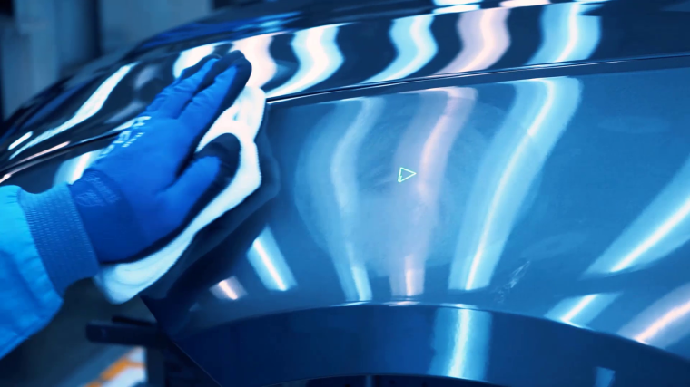 Die Laserprojektion zeigt dem Werker genau an, wo er polieren muss. Bild:...