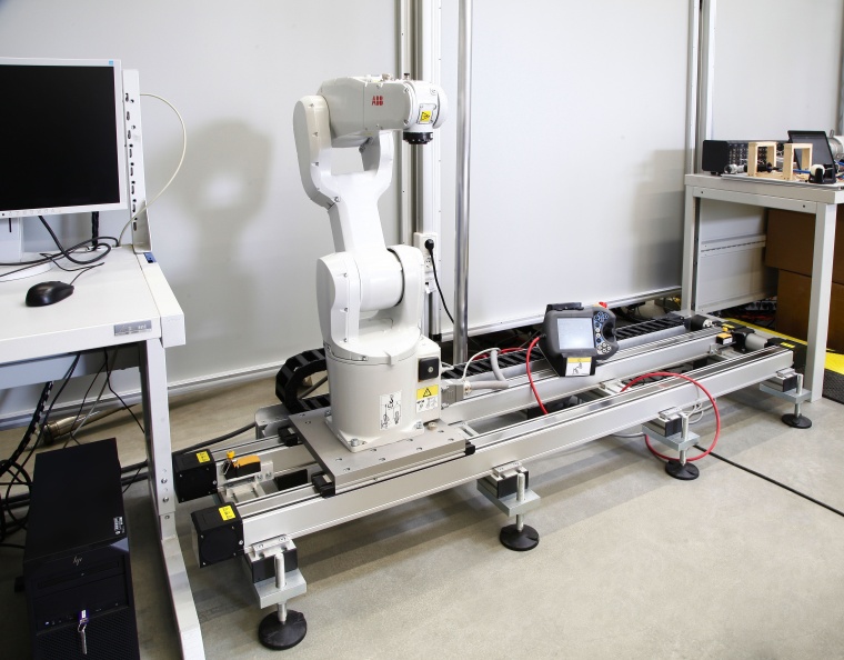 Ein Roboter des Typs IRB1200 von ABB wurde auf den RK DuoLine-Linearachsen von...