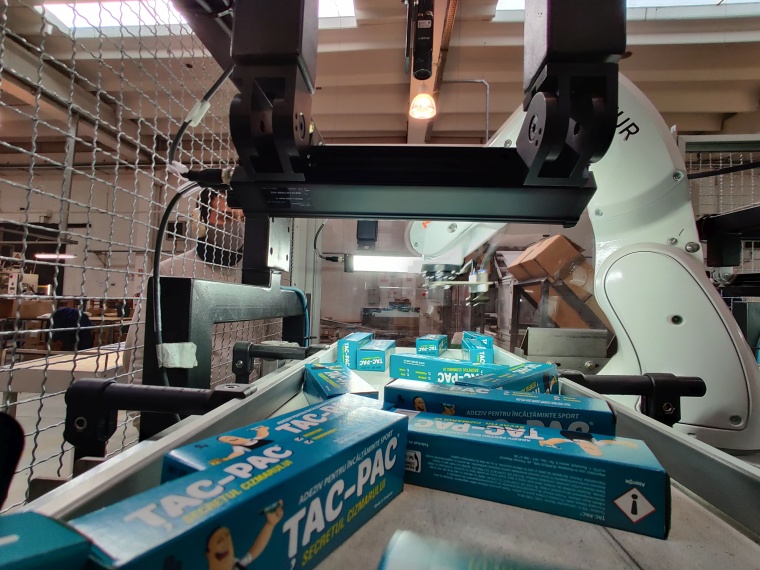 Sobald das Produkt in den Arbeitsbereich des zweiten Roboters gelangt, wird es...