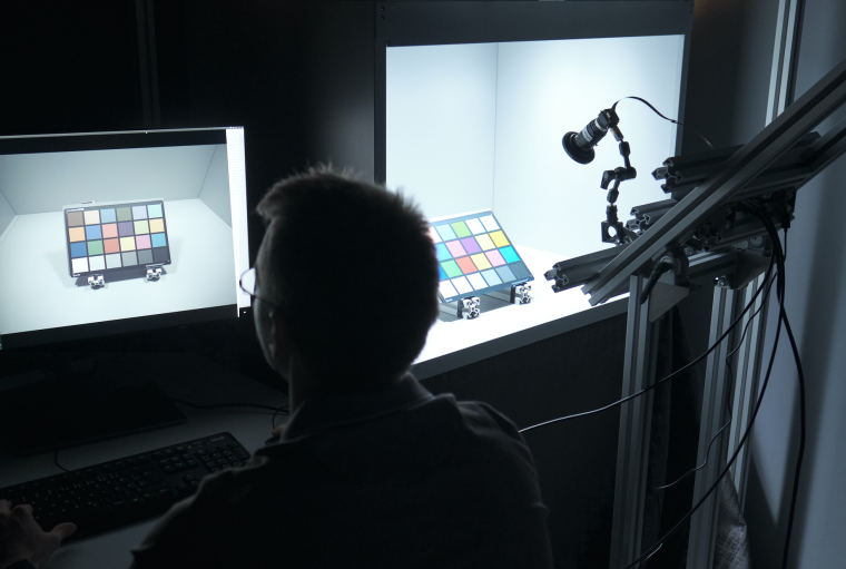 Ein Mitarbeiter im IQ-Labor von Framos kalibriert einen Image Signal...