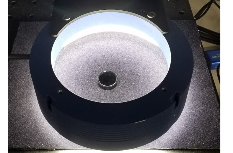 Eine Ringbeleuchtung über einem Metallteil. Bild: SVL