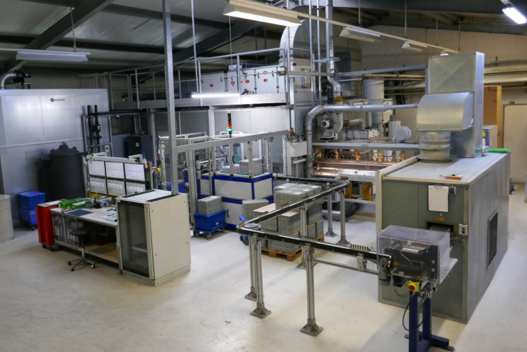 Die Pulverbeschichtungsanlage lackiert 150 PDC-Sensoren (PDC: Park Distance...
