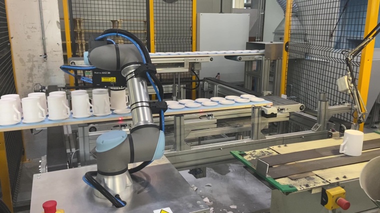 Der 3D-Profilsensor Matrox Altiz ist am Ende des Cobotarms montiert und liefert...