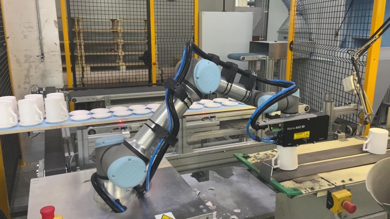 Die Informationen zu Rotationswinkel und Position der Tassen erhält der Cobot...