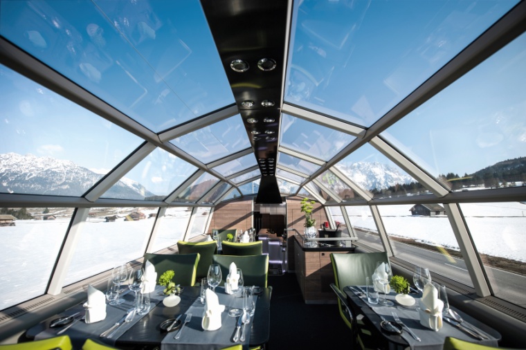 Das Panorama im Waggon unter dem Glasdach ist atemberaubend. Bild: Wago