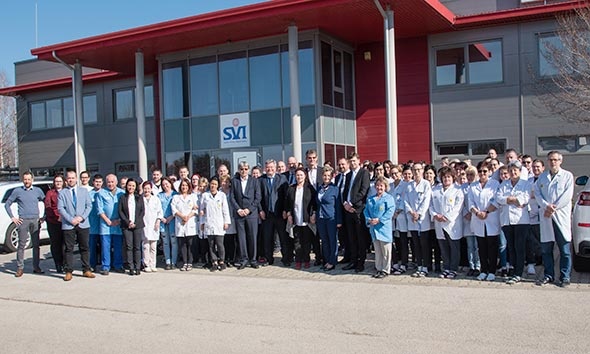 Die Mitarbeiterinnen und Mitarbeiter der SVI Hungary Kft. vor dem...