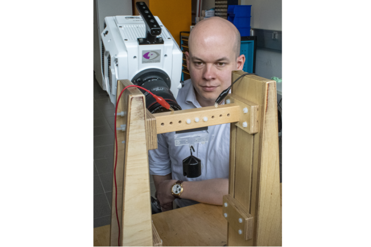 Versuchsaufbau mit Dr. Philipp Rothemund, Postdoctoral Researcher am...