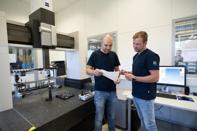 Mit dem Koordinatenmessgerät Zeiss Accura überwachen Messtechnik­koordinator...
