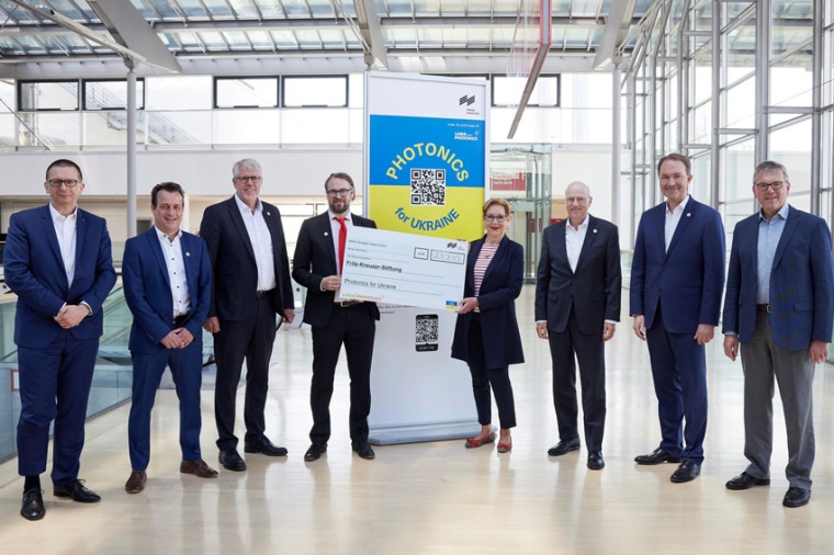 Scheckübergabe für Photonics for Ukraine (links nach rechts) Dr. Thomas Fehn...