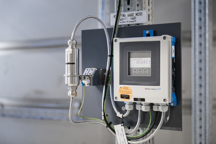 Der WirelessHart-Adapter FieldPort SWA50 (links im Bild) kann in...