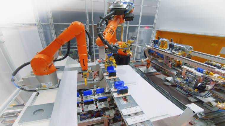 Battermodulmontage bei Elring Klinger (Bild: Kuka)