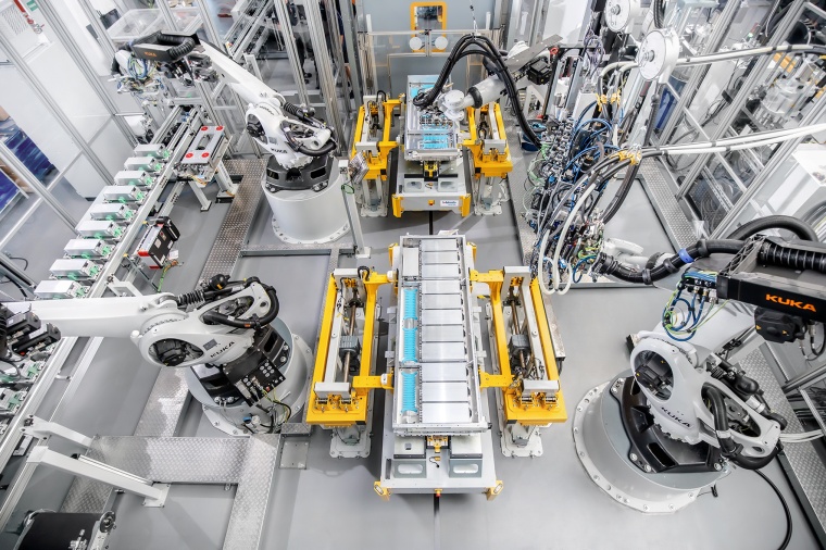 Batteriepack-Montagelinie bei Webasto (Bild: Kuka)