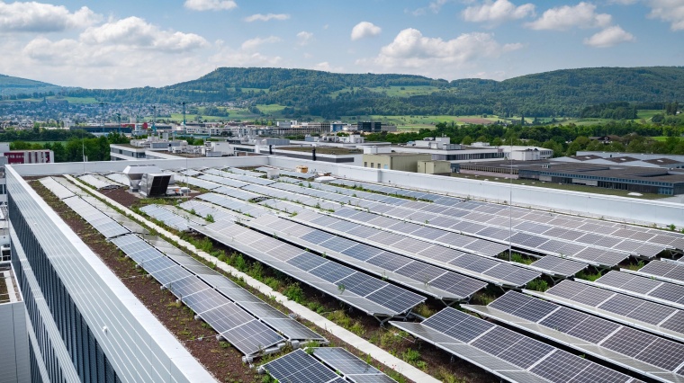 Photovoltaikanlagen auf den Dächern vieler Gebäude des Unternehmens erzeugen...