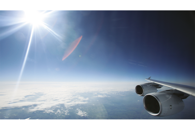 Eine routinemäßige ­Prüfung mit einem Videoskop für ein Flugzeugtriebwerk...
