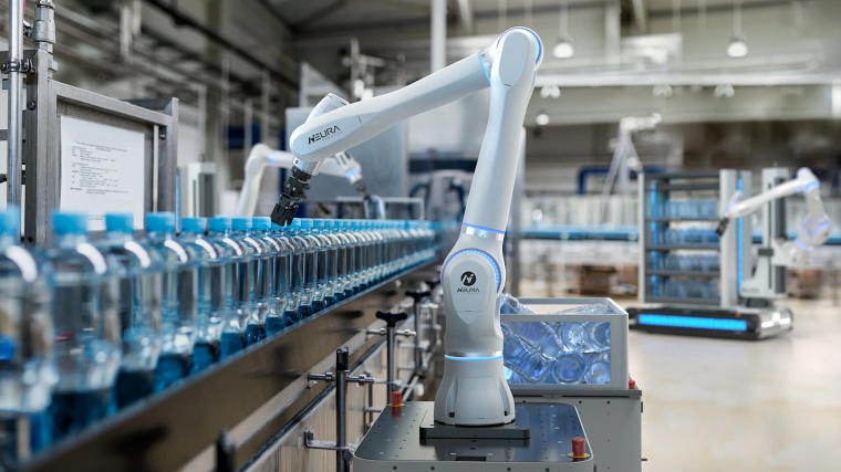 Ein automoner kognitiver Roboter prüft ­Getränkeflaschen am Förderband und...