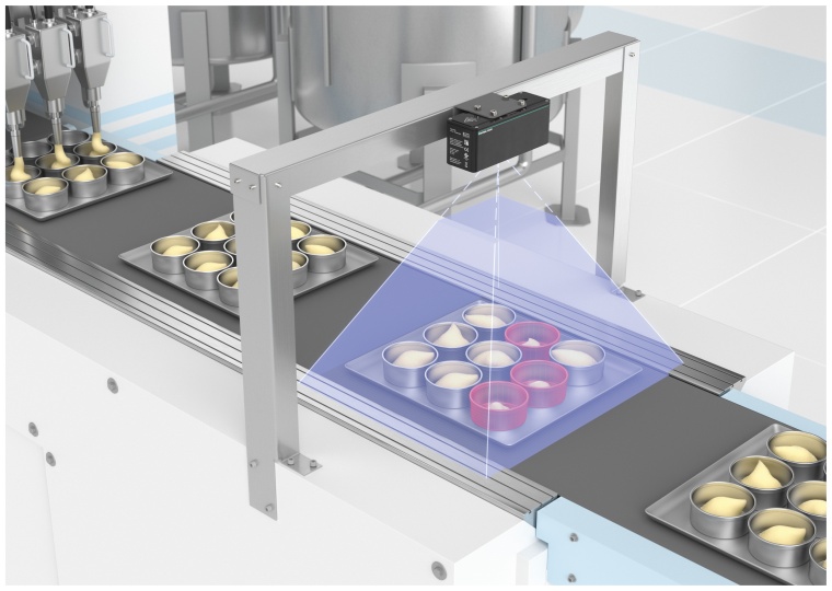 Ein Stereo-Vision-Sensor über dem Förderband in einer Großbäckerei vermisst...
