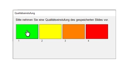 In der Anlernphase bewertet ein Qualitätsprüfer die jeweiligen Produktmuster....