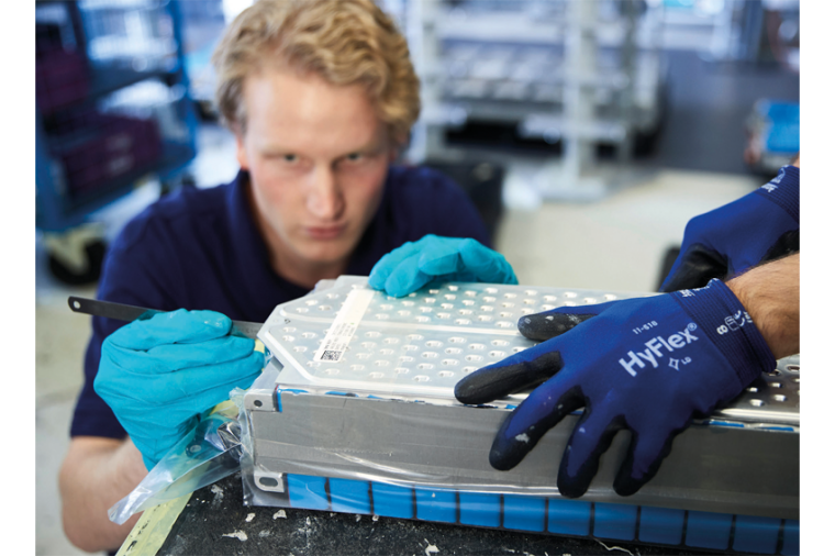 Das Aluminiumgehäuse der Batteriezelle wird mit einer Beschichtung versehen,...