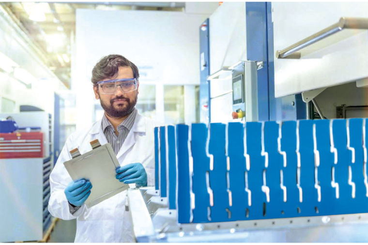 Das Gehäuse wird mit ­einem hellblauen UV-Lack beschichtet. Da die...