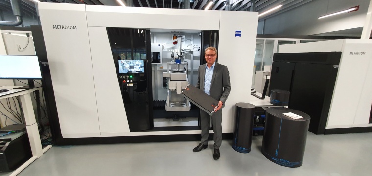 Dr. Marc Wawerla, Leiter Zeiss Industrial Quality Solutions, mit ­einer...
