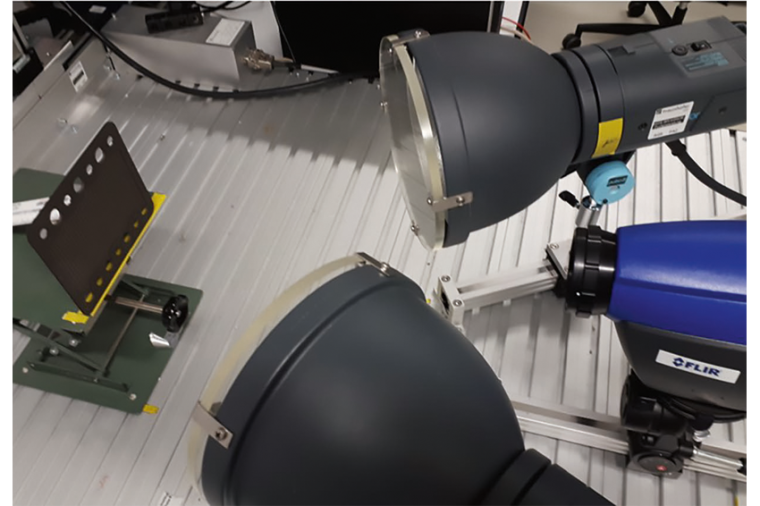 Der experimentelle Aufbau für die blitzlichtangeregte Thermografie mit einem...