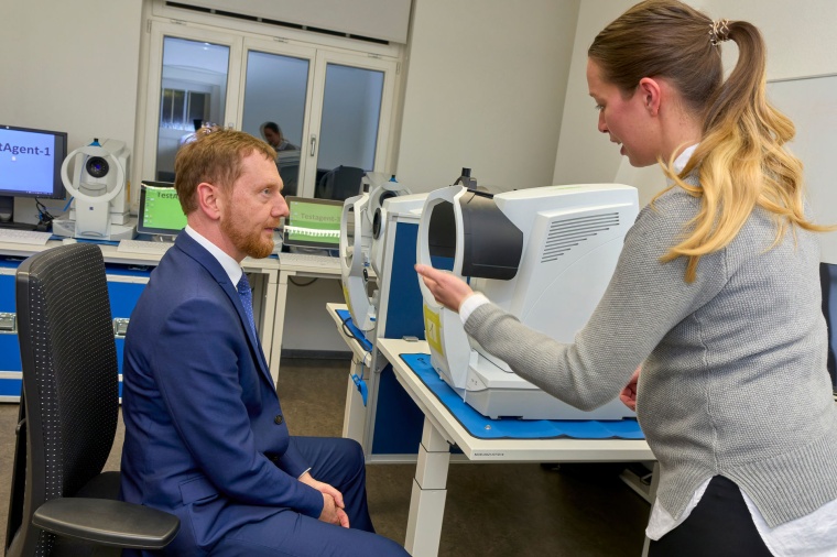 Karolin Möhler von Zeiss Digital Innovation gab Sachsens Ministerpräsident...