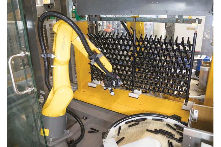 Die Bestückung des Galvanikgestells funktioniert vollautomatisch: Der Roboter...