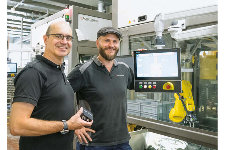 Der Macher hinter der Roboterzelle: Automationsexperte Markus Roth (rechts) an...