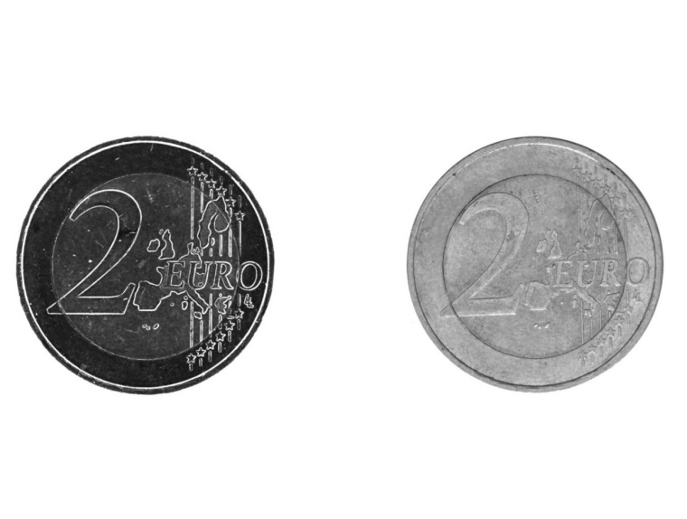 Eine Zwei-Euro-Münze bei einer Dunkelfeldbeleuchtung (links). Im Vergleich die...