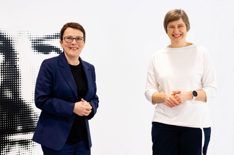 Annette Rinck, Geschäftsführerin von Leica Microsystems (l.), und Uta...