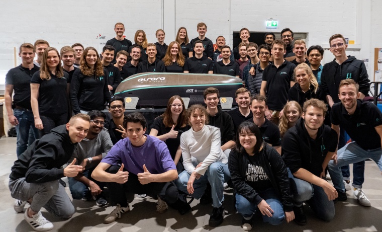 Teamarbeit: Die Mitglieder von mu-zero Hyperloop beim Saisonabschluss vor ihrem...