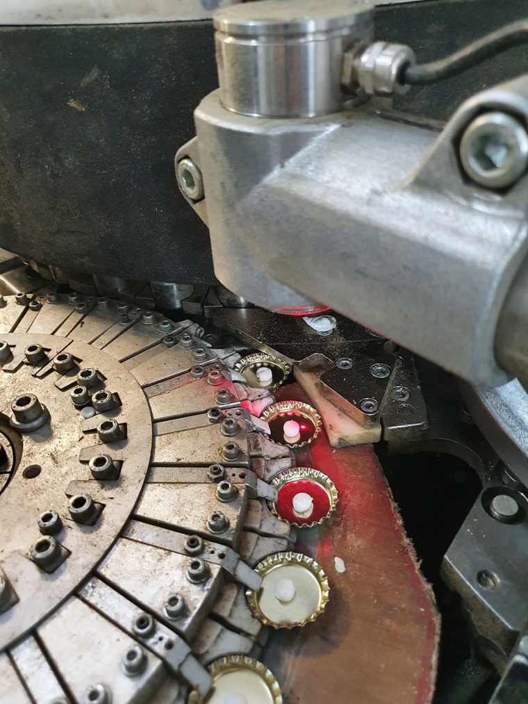 Die anfangs aus einem TPE-Pellet bestehende Dichtmasse wird nach der...