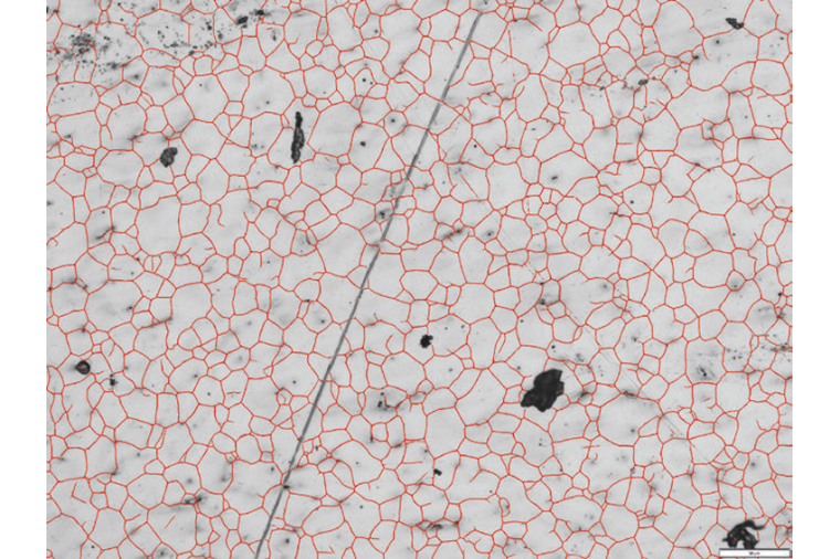 Erneut die metallographische Probe mit ­Korngrenzen, Polierspuren und Staub,...