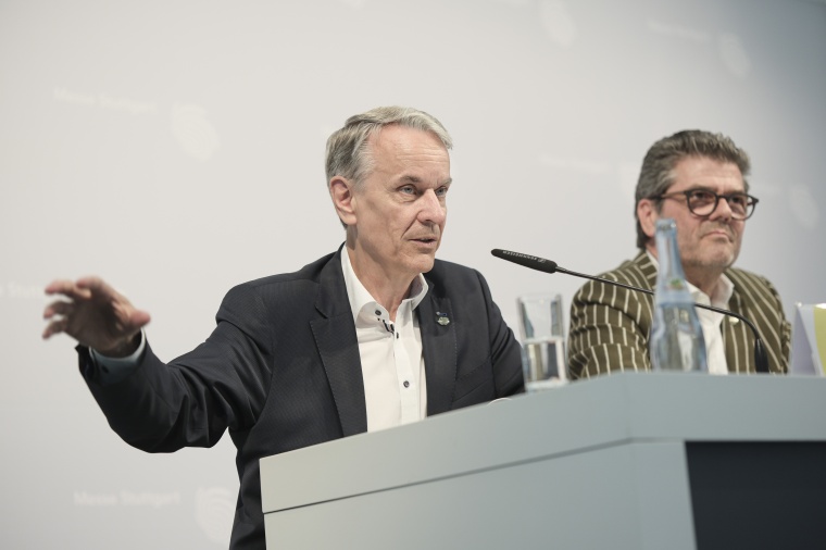 Die Geschäftsführer der Messe Stuttgart Roland Bleinroth (l.) und Stefan...