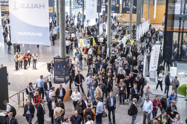 Besucherinnen und Besucher am Eingang der Messe Stuttgart (Bild: Messe...