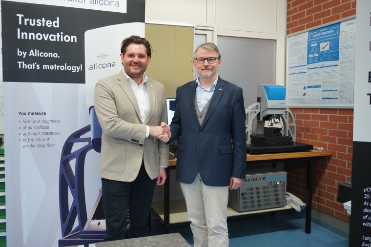 Handshake für wirtschaftsnahe Ausbildung: Urban Muraus (GF Bruker Alicona) und...