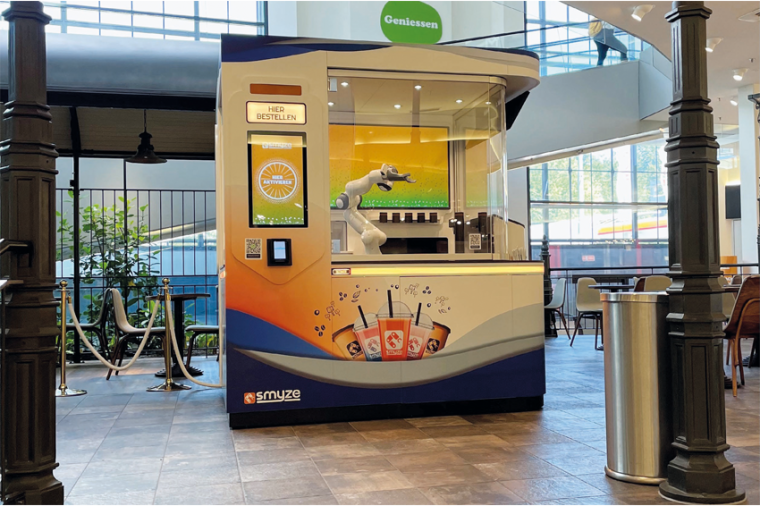 Der Robobarista von Swiss Smyze besteht aus einem Roboterarm und der Schank-,...