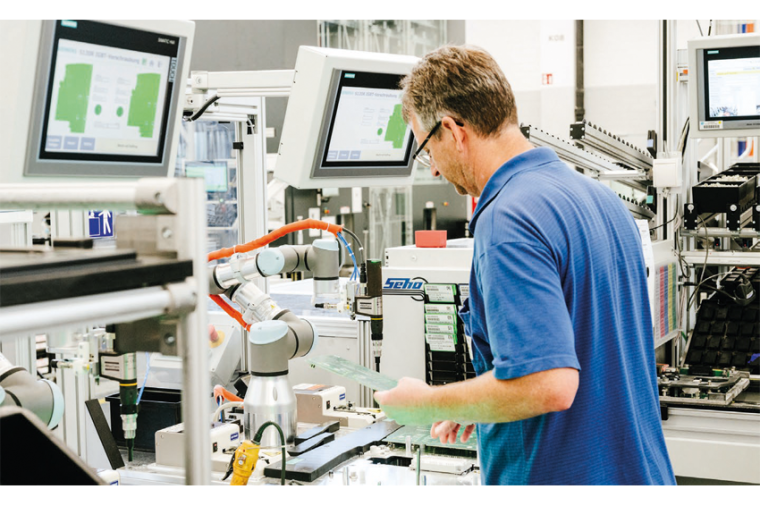 Der Vorteil von Cobots: Sie können ohne Schutzzaun mit dem Menschen...