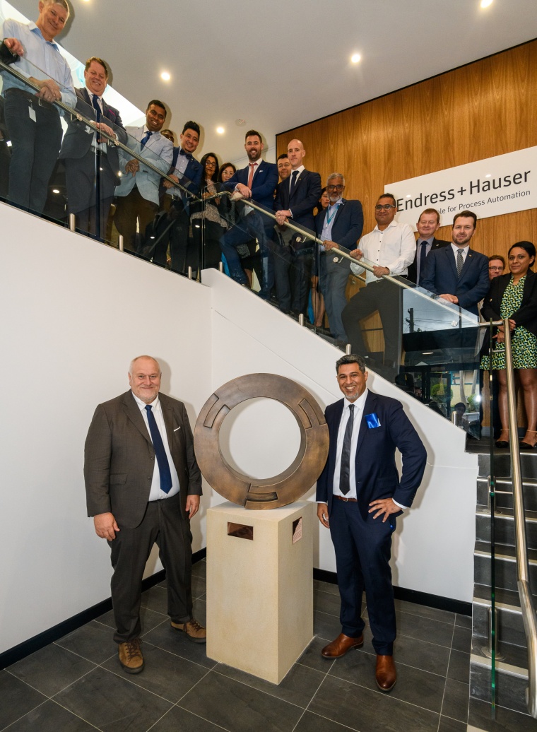 Die Skulptur „Loyalty and Responsibility“, die CEO Matthias Altendorf...