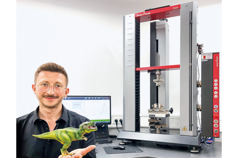 Alexander Fischer, Specialist Product Quality bei Schleich, vor der...