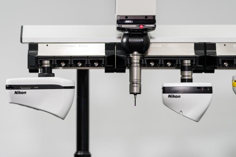 Der Betrieb lässt sich mit dem taktilen Antasten für Multisensor-Messroutinen...