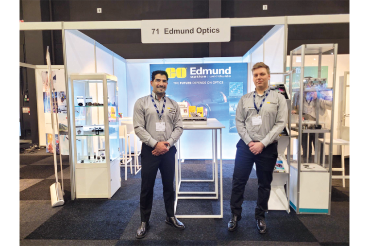 Messestand von Edmund Optics. Thomas Armspach-Young (rechts) mit einem...