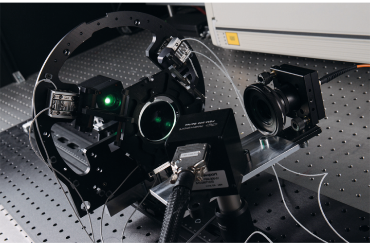Laboraufbau für die Justage eines Zweilinsensystems. Bild: Fraunhofer IPT