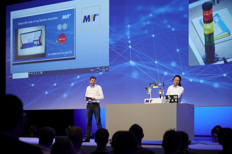 Ulf Schulmeyer, Produktmanager Merlic, und Xin Jin, Applikationsingieur,...