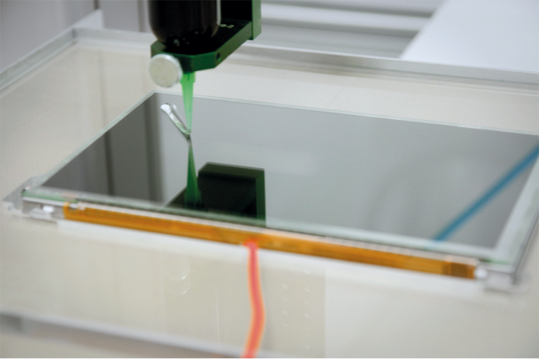 Die Glasfront wird mit dem Touchscreen beziehungsweise Display mithilfe des...