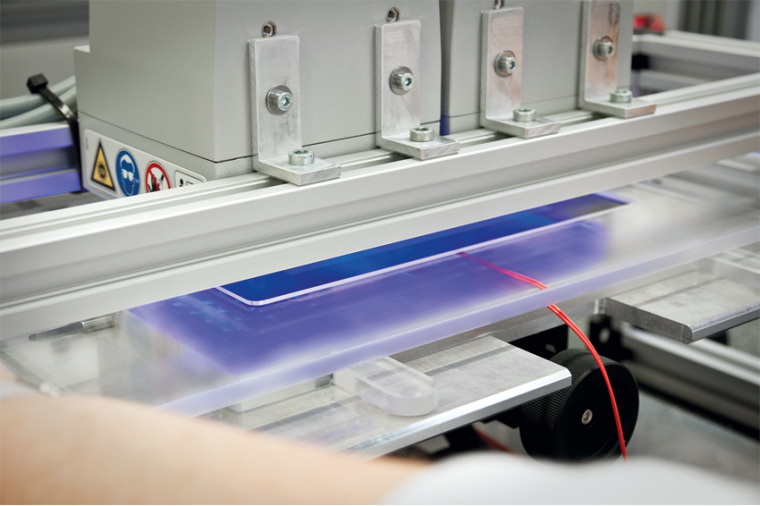 Aushärten beim Wet Bonding mit UV-Licht: Das flüssige Verkleben der...